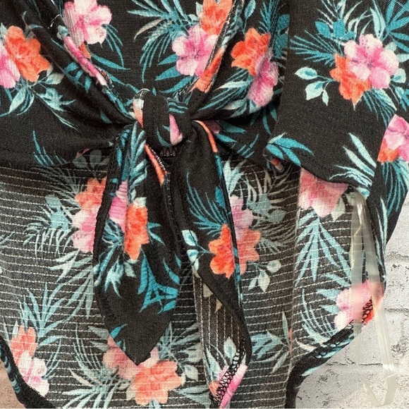 Madden NYC Women's XXL (19) Floral Sleeveless Crop Handkerchief Top - Picture 9 of 16